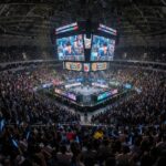 LCK 컵 결승전 경기장 모습과 관중들의 열띤 응원 장면