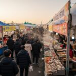남당항 새조개 축제장의 활기찬 분위기와 다양한 먹거리 부스
