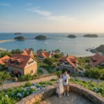 봄 향기 가득한 남해 여행 코스와 맛집 가이드 붉은 지붕의 독일풍 건물과 조화로운 바다 전경이 보이는 남해 독일마을 풍경