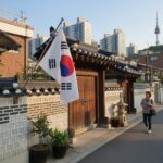 집 대문 왼쪽에 바르게 게양된 태극기