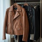 남자 가죽자켓 추천 가성비 좋은 구매 후기 자라 매장에서 구매한 브라운과 블랙 가죽자켓을 걸어놓은 옷걸이