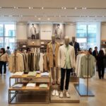 자라 매장 내 남성 봄 옷 진열 모습