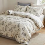 크라운구스 봄이불과 사계절 이불 세트가 침대 위에 펼쳐진 모습