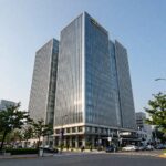 에테르노 청담 전국 1위 아파트 가치와 보유세 분석 청담동 한강변에 위치한 에테르노 청담의 웅장한 외관과 주변 환경