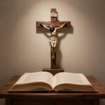 사순절을 상징하는 십자가와 재가 놓인 책상