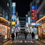 밤에 빛나는 서울 명동 거리의 네온사인과 번화가 풍경