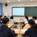 8교시 시간에 진행되는 학생 중심의 그룹 프로젝트 수업 장면