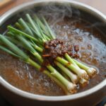 쑥요리 레시피 봄 향기 가득한 쑥국 쑥개떡 쑥전 푸른 쑥이 들어간 된장국이 뽀글뽀글 끓고 있는 사진