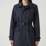 여성야상자켓 도심 여행과 데일리룩을 위한 선택 기준 허리 스트링으로 핏을 조절할 수 있는 오버핏 여성 야상 자켓을 입은 모습