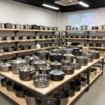 쿡에버 창고개방 현장 후기와 방문 전 꼭 알아야 할 정보 쿡에버 물류센터 창고개방 행사장 내부 모습, 스테인리스 냄비와 주방용품이 가득 진열되어 있음