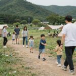 가족이 함께 파주 캠핑장에서 미니운동회 줄다리기를 즐기는 모습