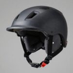 헬멧 내부에 이너 폼 패드를 부착하여 보강한 모습. 다양한 두께의 패드가 머리 둘레와 정수리를 따라 빈 공간을 채우고 있다.