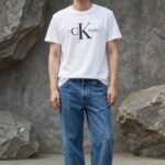 캘빈클라인 CK 모노그램 반팔티 화이트 컬러를 입고 연청 와이드 데님팬츠와 매치한 데일리룩