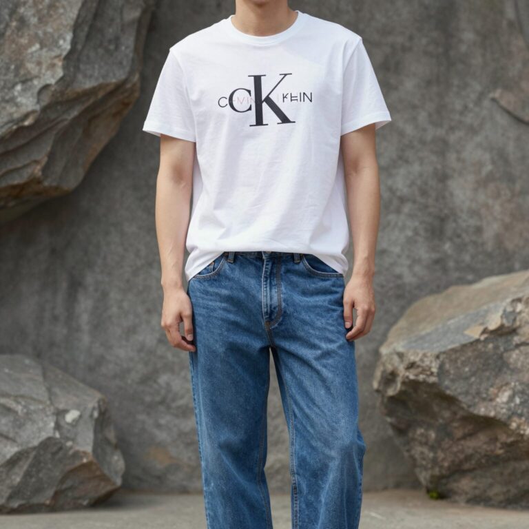 캘빈클라인 CK 모노그램 반팔티 화이트 컬러를 입고 연청 와이드 데님팬츠와 매치한 데일리룩