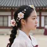 화관만들기 생화로 완성하는 축제와 기념일 생화 화관 만들기 완성된 모습을 머리에 쓴 여성의 측면 사진