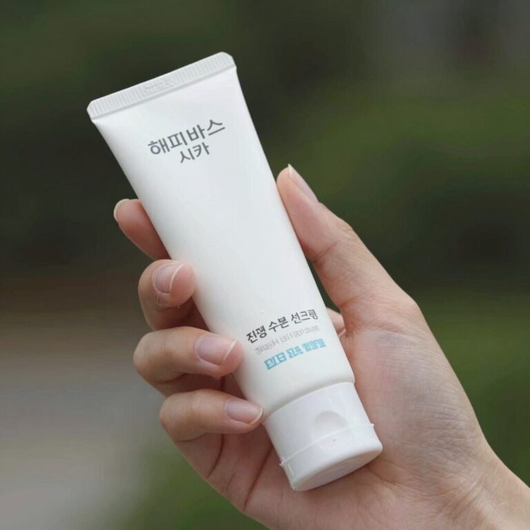 해피바스 시카 진정 수분 선크림의 촉촉하고 투명한 제형을 손등에 펴 바른 모습