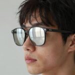 미러 선글라스 도수 작업 완벽 설명 완전미러 도수 선글라스 착용 모습 측면에서 반사되는 실버 미러 코팅이 선명함