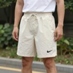 나이키 면 반바지 클럽 쇼츠 아이보리 색상 모델 착용샷