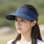 자외선차단썬캡 여름 보호 필수템 자외선차단썬캡 UPF50+ 제품이 얼굴과 두피를 보호하고 있는 모습을 보여주는 이미지